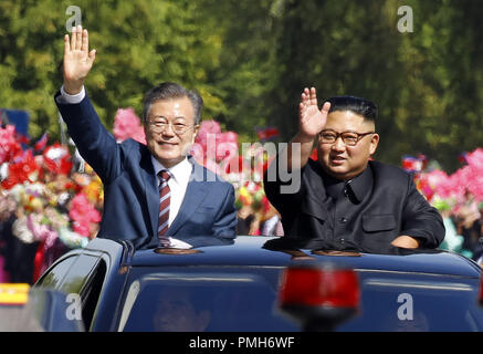 Pyeongyang, la Corea del Nord. Xviii Sep, 2018. Il Presidente sud coreano Moon Jae In e leader della Corea del nord Kim Jong ONU per il giro della Papamobile parade presso il Centro Cittadino di Pyeongyang, la Corea del Nord. Credito: Ryu Seung-Il/ZUMA filo/Alamy Live News Foto Stock