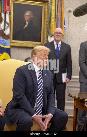 Washington, Distretto di Columbia, Stati Uniti d'America. Xviii Sep, 2018. Presidente della Polonia Andrzej Duda e il Presidente degli Stati Uniti, Trump soddisfare all'interno dell'Ufficio Ovale della Casa Bianca di Washington, DC, Settembre 18, 2018 Credit: Tasos Katopodis/CNP/ZUMA filo/Alamy Live News Foto Stock