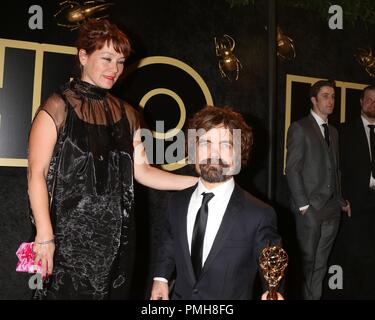 Los Angeles, CA, Stati Uniti d'America. Xvii Sep, 2018. Erica Schmidt, Peter Dinklage presso gli arrivi per HBO Emmy Awards After-Party, Pacific Design Center di Los Angeles, CA, 17 settembre, 2018. Credito: Priscilla concedere/Everett raccolta/Alamy Live News Foto Stock