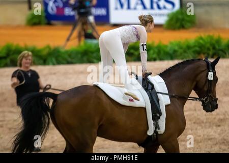 Tryon, North Carolina, Stati Uniti d'America . Xviii Sep, 2018. Lucy Phillips. Demezza. Linger Julie Newell. GBR. Vaulting. Femmina individuali la concorrenza. Il giorno 7. Giochi equestri mondiali. WEG 2018 Tryon. Carolina del Nord. Stati Uniti d'America. 18/09/2018. Credito: Sport In immagini/Alamy Live News Foto Stock