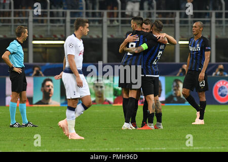 Milano, Italia. Xviii Sep, 2018. Mauro Icardi di FC Internazionale festeggiare con i suoi compagni di squadra Matias Vecino e Milano Skriniar alla fine della UEFA Champions League Group B match tra FC Internazionale e Tottenham Hotspur FC. Credito: Marco Canoniero/Alamy Live News Foto Stock