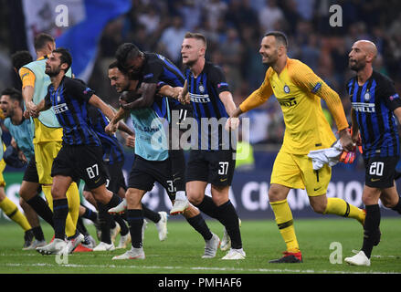 Milano, Italia. Xviii Sep, 2018. Inter Milan i giocatori di festeggiare dopo una finale di UEFA Champions League group B match tra FC Inter e Tottenham Hotspur, in Milano, Italia, Settembre 18, 2018. FC Inter ha vinto 2-1. Credito: Alberto Lingria/Xinhua/Alamy Live News Foto Stock