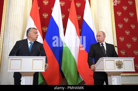 Mosca, Russia. Xviii Sep 2018. Il presidente russo Vladimir Putin, destra, durante una conferenza stampa congiunta con il Primo Ministro ungherese Viktor Orban seguenti Russian-Hungarian colloqui al Cremlino Settembre 18, 2018 a Mosca, in Russia. Credito: Planetpix/Alamy Live News Foto Stock