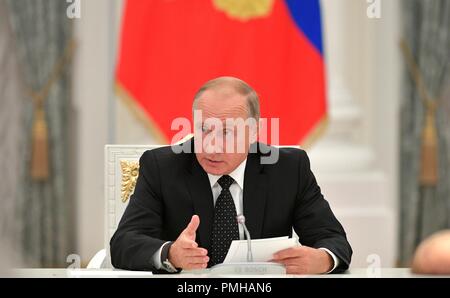 Mosca, Russia. Xviii Sep 2018. Il presidente russo Vladimir Putin risolve un incontro o eletti Governatori regionali presso il Cremlino Settembre 18, 2018 a Mosca, in Russia. Credito: Planetpix/Alamy Live News Foto Stock