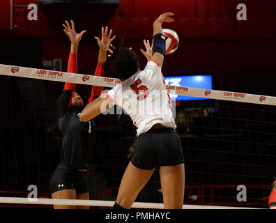 Settembre 18, 2018 Western Kentucky Hilltoppers Lauren Matthews (5) i picchi la palla oltre a Cincinnati Bearcats Shannon Williams (1) nella partita tra i Cincinnati Bearcats e la Western Kentucky Hilltoppers al E.A. Farlo Arena a Bowling Green, KY. Fotografo: Steve Roberts. Foto Stock