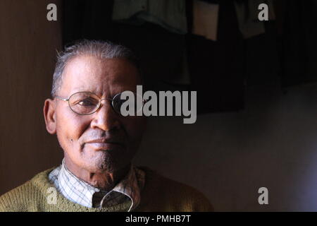 Masiniloharano, Madagascar. 25 Ago, 2018. Il villaggio astrologo Jean-Pierre Ralaizandry è in piedi nella sua casa. Solo l'astrologo può impostare la data del 'Famadihana' cerimonia (letteralmente: ruotando le ossa). Durante la cerimonia, persone in Madagascar il culto delle ossa dei loro antenati. Essi sono presi dalle loro tombe soprattutto per la grande festa. (A dpa 'Dance con i morti: Happy Corpse Festival in Madagascar' dal 19.09.2018) Credito: Jürgen Bätz/dpa/Alamy Live News Foto Stock