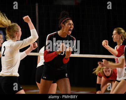 Settembre 18, 2018 Western Kentucky Hilltoppers Cerino Sophia (23) urla dopo aver apportato un grande kill nella partita tra i Cincinnati Bearcats e la Western Kentucky Hilltoppers al E.A. Farlo Arena a Bowling Green, KY. Fotografo: Steve Roberts. Foto Stock