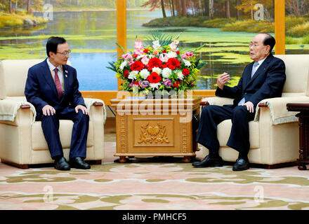 Pyeongyang, la Corea del Nord. 19 Sett 2018. Il presidente del Presidium della suprema Assemblea popolare della Corea del nord Kim Yong-Nam (R) i colloqui con il presidente della Corea del Sud con la sua sentenza partito democratico (Dp) Lee Hae-chan, che era in visita a Nord che accompagnano il Presidente sud coreano Moon Jae-in al Mansudae Assembly Hall di Pyongyang, la Corea del Nord. Credito: Aflo Co. Ltd./Alamy Live News Foto Stock