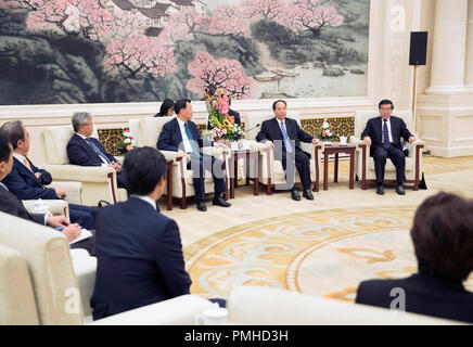 (180919) -- PECHINO, Sett. 19, 2018 (Xinhua) -- Ji Bingxuan (2R), vice presidente del comitato permanente del Congresso nazionale del popolo della Repubblica popolare cinese, si incontra con Banri Kaieda, membro del Giappone della Camera dei rappresentanti, a Pechino, capitale della Cina, Sett. 18, 2018. (Xinhua/Ding Lin) (zyd) Foto Stock