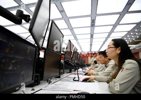 (180919) -- YINCHUAN, Sett. 19, 2018 (Xinhua) -- i membri dello staff di Shenhua il lavoro di gruppo in una sala di controllo del carbone-a-liquido (CTL) Progetto nel nord-ovest della Cina di Ningxia Hui Regione autonoma, 3 Agosto, 2018. Di tutto il mondo più grande singolo progetto CTL, intrapresa da una società controllata della società statale Shenhua Group è in grado di girare più di venti milioni di tonnellate di carbone a 4 milioni di tonnellate di olio prodotti annualmente. Il progetto ha attirato un investimento di circa 55 miliardi di yuan (7,99 miliardi di dollari). Esso è costituito da tecnologie proprietarie, attrezzature e materiali, rompendo il longtime monopolio stranieri in CTL co Foto Stock