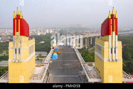 (180919) -- NANJING, Sett. 19, 2018 (Xinhua) -- foto aerea adottate il 7 settembre 18, 2018 mostra il ponte sul Fiume Yangtze in Nanjing in manutenzione in Nanjing, a est della capitale cinese della provincia di Jiangsu. Il rinnovo della 50-year-old bridge, che è stato in assoluto il primo cinese-progettato ponte costruito attraverso il Yangtze, dovrebbe essere completato entro la fine del 2018. (Xinhua/Su Yang) (Ly) Foto Stock