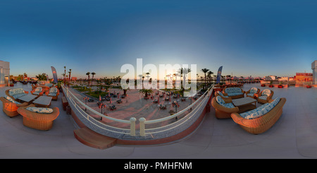 Visualizzazione panoramica a 360 gradi di Tramonto sulla terrazza