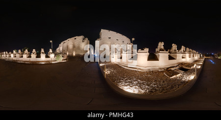 Visualizzazione panoramica a 360 gradi di Tempio di Karnak di notte