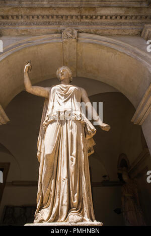 Antica scultura romana di Atena Partenone, copia dell'originale realizzata da Fidia. Palazzo Altemps, Roma, Italia. Foto Stock