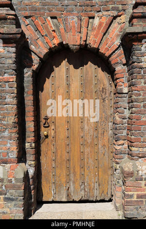 La vecchia porta in costruzione su High Street, segala, East Sussex, Inghilterra Foto Stock