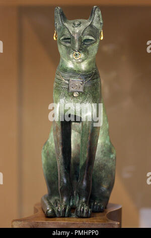 Il Gayer-Anderson Cat è una antica statua egizia di un gatto realizzata in bronzo presso il British museum, dal tardo periodo, circa 664-332 a.C. Foto Stock