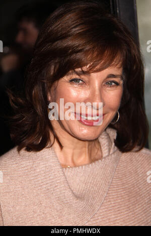 Anne Archer 20/09/10 'attesa per 'Superman'' Los Angeles Premiere @ Paramount Theatre, Hollywood Foto di Izumi Hasegawa/HNW /PictureLux Riferimento File # 30480 019HNW per solo uso editoriale - Tutti i diritti riservati Foto Stock