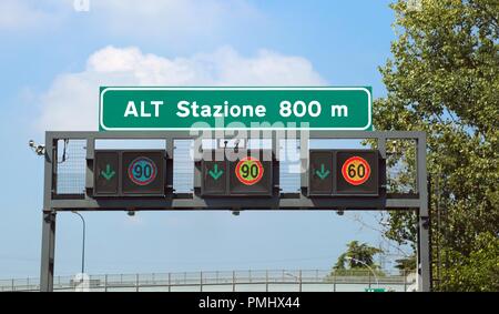 Italiano grandi cartelli stradali sull'autostrada. Il testo significa interrompere stazione a 800 metri ed è necessario paga Foto Stock