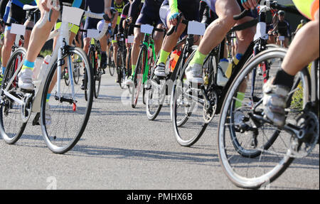 Molti ciclisti professionisti impegnati in una strada corsa di ciclismo Foto Stock