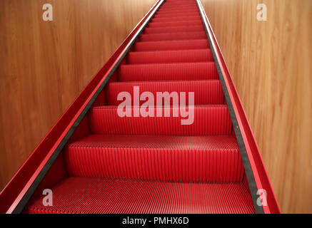 Rosso scala scorrevole al centro commerciale Foto Stock