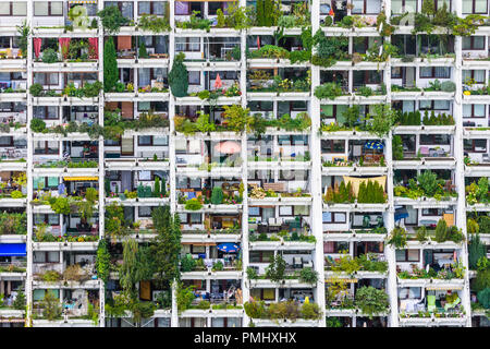 Wien, Vienna: balcone, balconi, loggia, logge a Wohnpark Alt Erlaa complesso residenziale, highrise edifici, piante verdi, 23. Liesing, Wien, Aust Foto Stock