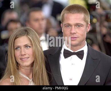 Cannes. La Francia. Brad Pitt e la moglie Jennifer Aniston al 2004 a Cannes Film Festival premiere del film Troy tenutosi presso il Palais du Festival. Il 13 maggio 2004. Ref: LMK34-4-130504 ©Cannamela/punto di riferimento/MediaPunch Foto Stock