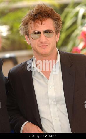 La Francia. Sean Penn presso l' assassinio di Richard Nixon' photocall al 57th Cannes Film Festival. Cannes. 16 maggio 2004 Ref:LMK34-9-180504 ©Cannamela/punto di riferimento/MediaPunch Foto Stock