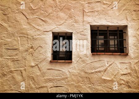 Piccole finestre grata sul muro bianco di Altea, Spagna Foto Stock