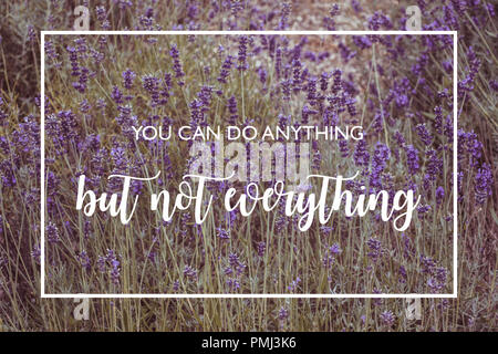 È possibile fare qualsiasi cosa ma non tutto - preventivo motivazionale su campi di lavanda Foto Stock