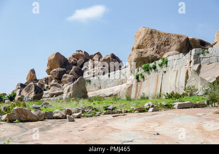 Enormi massi sul Hemakuta Hill di Hampi, Karnataka, India Foto Stock