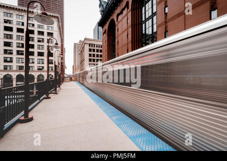 Il treno di guida attraverso una stazione, Chicago, Illinois, Stati Uniti Foto Stock