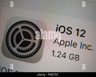 IOS 12 Notifica di aggiornamento, disponibile per il download, visto su Apple iPad aria dello schermo del dispositivo. 12 iOS è il sistema operativo mobile sviluppato da Apple Inc Foto Stock