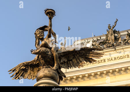 Angelo del Ganymede's fontana nella parte anteriore del vecchio Teatro Nazionale di Bratislava, Slovacchia Foto Stock