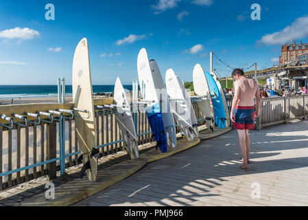 Tavole da surf disponibili per il noleggio al Fistral Beach in Newquay in Cornovaglia. Foto Stock