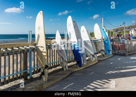 Tavole da surf disponibili per il noleggio al Fistral Beach in Newquay in Cornovaglia. Foto Stock