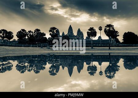 Angkor Wat con la riflessione sull'acqua prima del tramonto Siem Reap Cambogia in tono di split Foto Stock