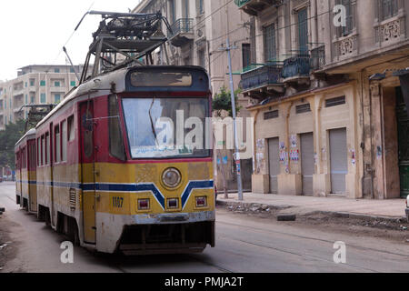 Il tram passa lungo una strada nella città di Alessandria, Egitto Foto Stock