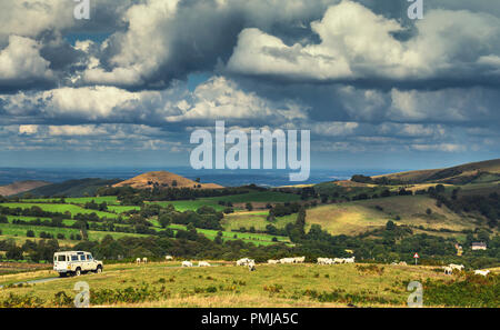 4x4 car guida attraverso scenic campagna collinare con pecore al pascolo in Stiperstones National Park, Regno Unito Foto Stock