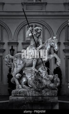 Fontana di San Giorgio e il Drago al Primate del palazzo di Bratislava Foto Stock