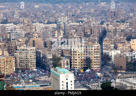 Migliaia di manifestanti marzo al Cairo la piazza Tahrir in occasione del primo anniversario dell'insurrezione egiziano, il 20 gennaio 2012 del Cairo in Egitto Foto Stock