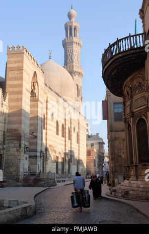 La moschea medievale e madrasah del sultano Al-Nasir Muhammad ibn Qalawun su El Moez street nel centro del Cairo, Egitto Foto Stock