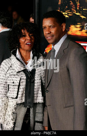 Pauletta Pearson e Denzel Washington alla premiere di Twentieth Century Fox 'inarrestabile". Gli arrivi presso il Regency Village Theatre di Westwood, CA, 26 ottobre 2010. Foto © Giuseppe Martinez/Picturelux - Tutti i diritti riservati. Riferimento al file # 30608 numero di serie 078JM per solo uso editoriale - Foto Stock