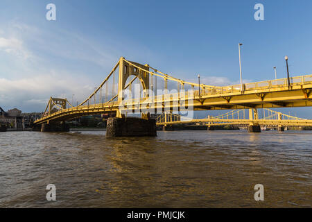 Il centro di ponti che attraversano il fiume Allegheny di Pittsburgh, in Pennsylvania. Foto Stock