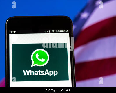 WhatsApp Messenger si vede il logo visualizzato su un telefono intelligente. WhatsApp Messenger è un freeware e cross-platform messaggistica e servizio Voice over IP di proprietà di Facebook. L'applicazione consente di inviare messaggi di testo e le chiamate vocali, come pure le chiamate video, immagini e altri file multimediali, documenti e posizione dell'utente. Foto Stock