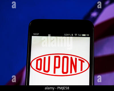 Conglomerato di DuPont Company logo che si vede visualizzato su un telefono intelligente. E. I. du Pont de Nemours and Company, a cui viene comunemente fatto riferimento come la DuPont è una conglomerata americana che è stata fondata nel mese di luglio 1802 Foto Stock