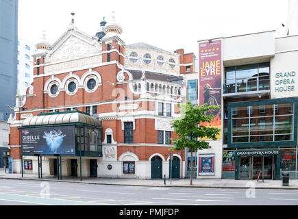 Vista esterna del stile vittoriano Grand Opera House a Belfast, Irlanda del Nord, con un contrasto interno contemporaneo Foto Stock