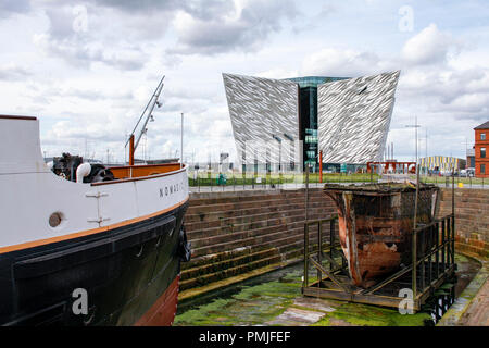 SS nomade, l'ultima nave della White Star Line e il Titanic Belfast museum di Titanic Quarter di Belfast, Irlanda del Nord. Foto Stock