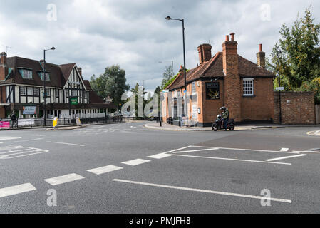 Prezzo ristorante italiano, in una storica cinquecento edificio. Harvester ristorante della catena attraverso la strada. Bury Street, Ruislip, Middlesex, England, Regno Unito Foto Stock