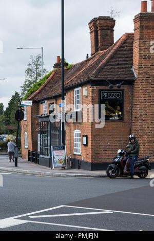 Prezzo ristorante italiano, in una storica cinquecento edificio, Bury Street, Ruislip, Middlesex, England, Regno Unito Foto Stock