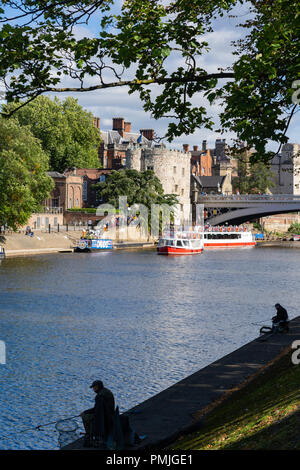 Due anglers che pescano sulla riva del fiume Ouse, York, North Yorkshire, Inghilterra, Regno Unito. Foto Stock